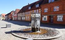 Wasserspiel auf dem Markt in Plau am See