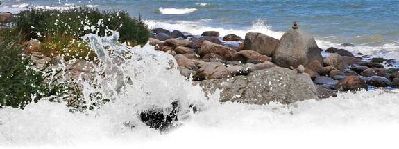 Insel Rügen / Lohme: Steinstrand vor der Steilküste