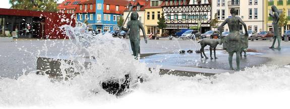 Ribnitz-Damgarten: Marktplatzbrunnen "Bernsteinfischer mit Familie"