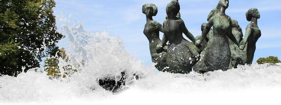 Rostock: Brunnen "Sieben stolze Schwestern küsst das eine Meer"
