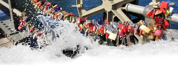 Liebesschlösser entlang der Ostsee