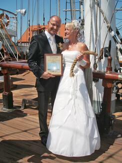 Eheschließung auf der Gorch Fock I - Brautpaar an Deck