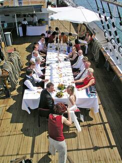 Eheschließung auf der Gorch Fock I - Festtafel an Deck