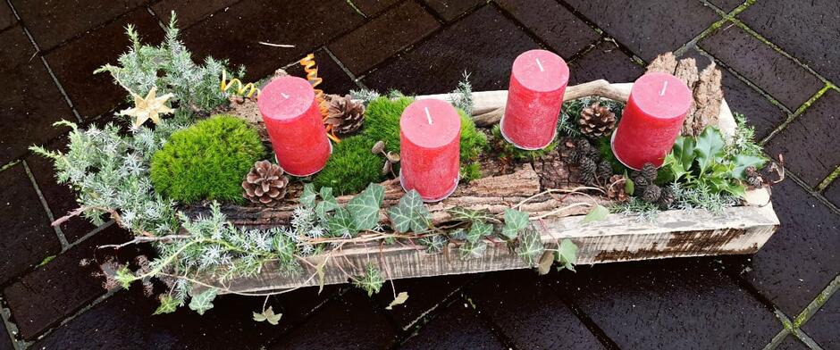 Adventsgesteck mit Naturmaterialien selber basteln
