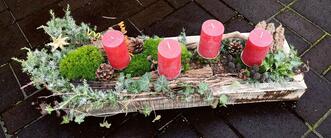 Adventsgesteck im Holzkasten