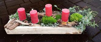 Adventsgesteck im Holzkasten