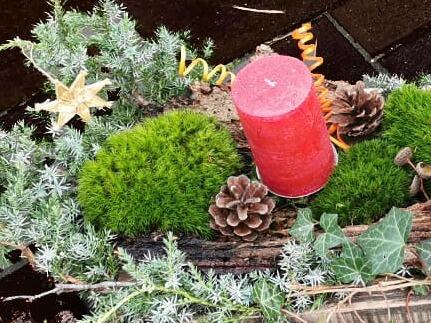 Adventsgesteck im Holzkasten