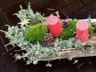 Adventsgesteck im Holzkasten