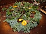 Adventskranz basteln - mit Naturmaterial verzieren