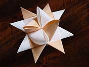 28 cm großer, 2-farbiger Fröbelstern aus 11 cm breitem, gestärkten Stoff