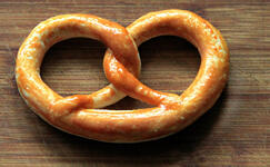 mit Salzteig basteln - Bretzel - eine lange "Wurst" rollen, zu einem Brezel verschlingen, mit Eigelb bestreichen und backen