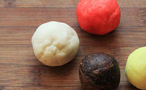 Salzteig mit Lebensmittelfarbe gefärbt